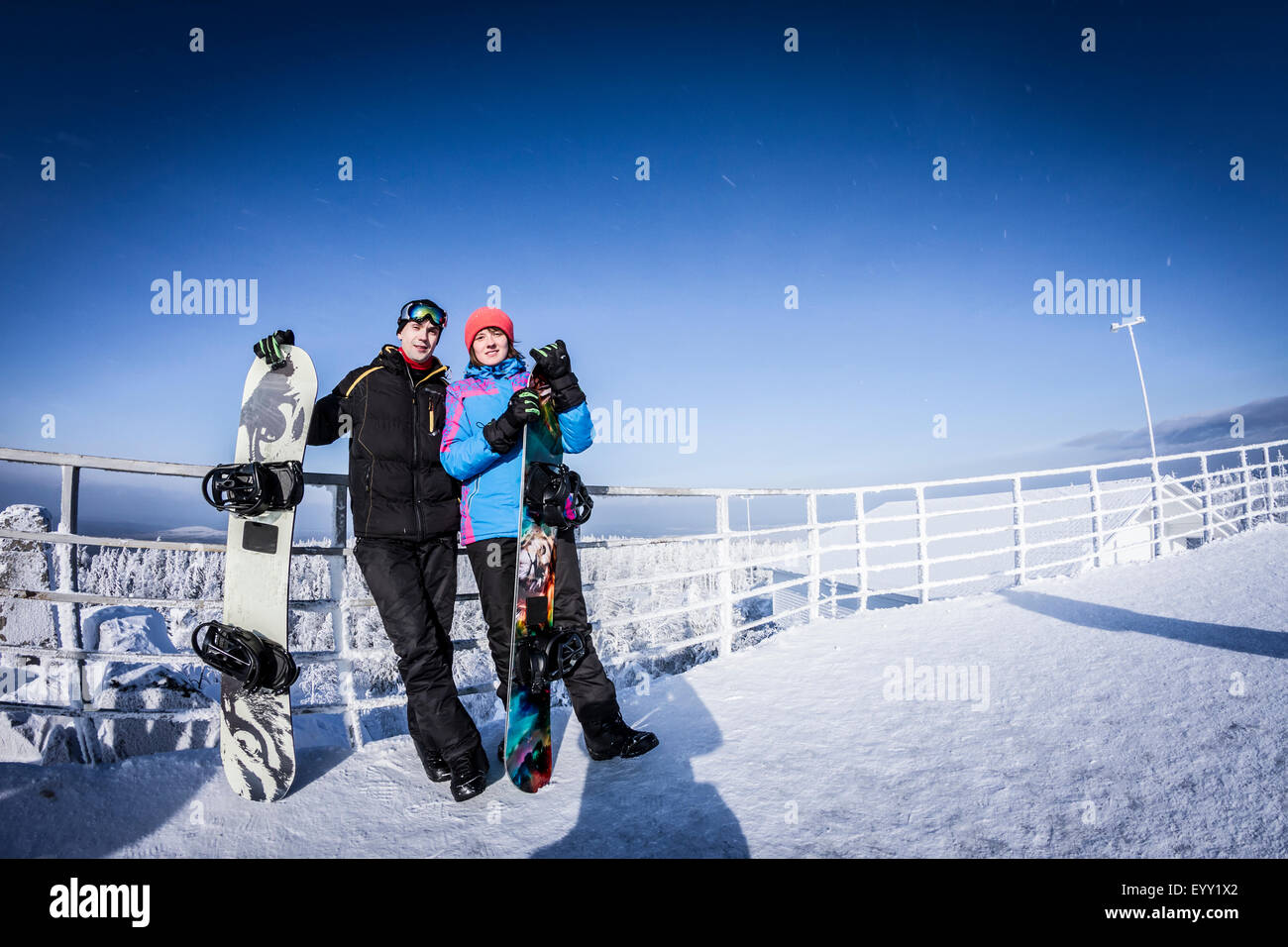 Gli appassionati di snowboard caucasica permanente sulla cima Foto Stock