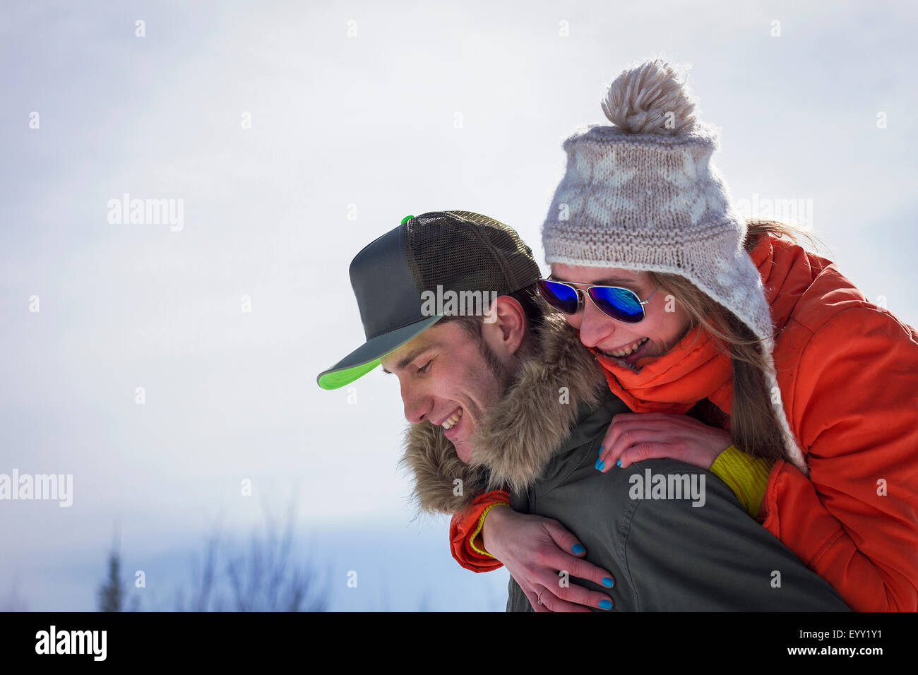 Uomo caucasico portando la fidanzata piggyback Foto Stock