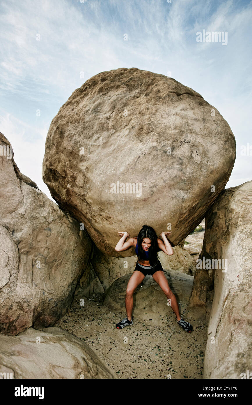 Atleta vietnamita boulder di sollevamento Foto Stock