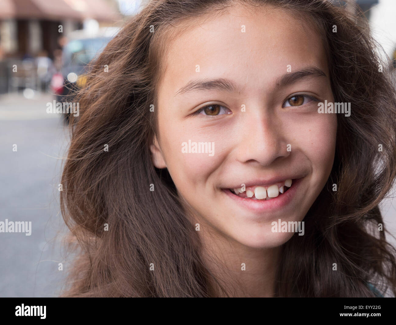 Close up di razza mista ragazza sorridente Foto Stock