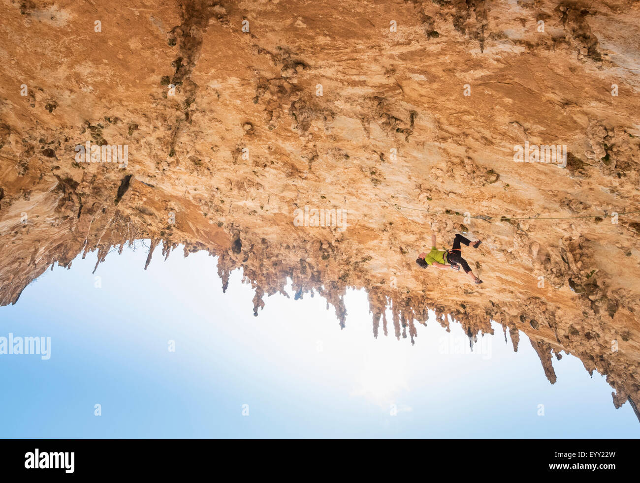 Scalatore caucasica scalare la parete di roccia Foto Stock