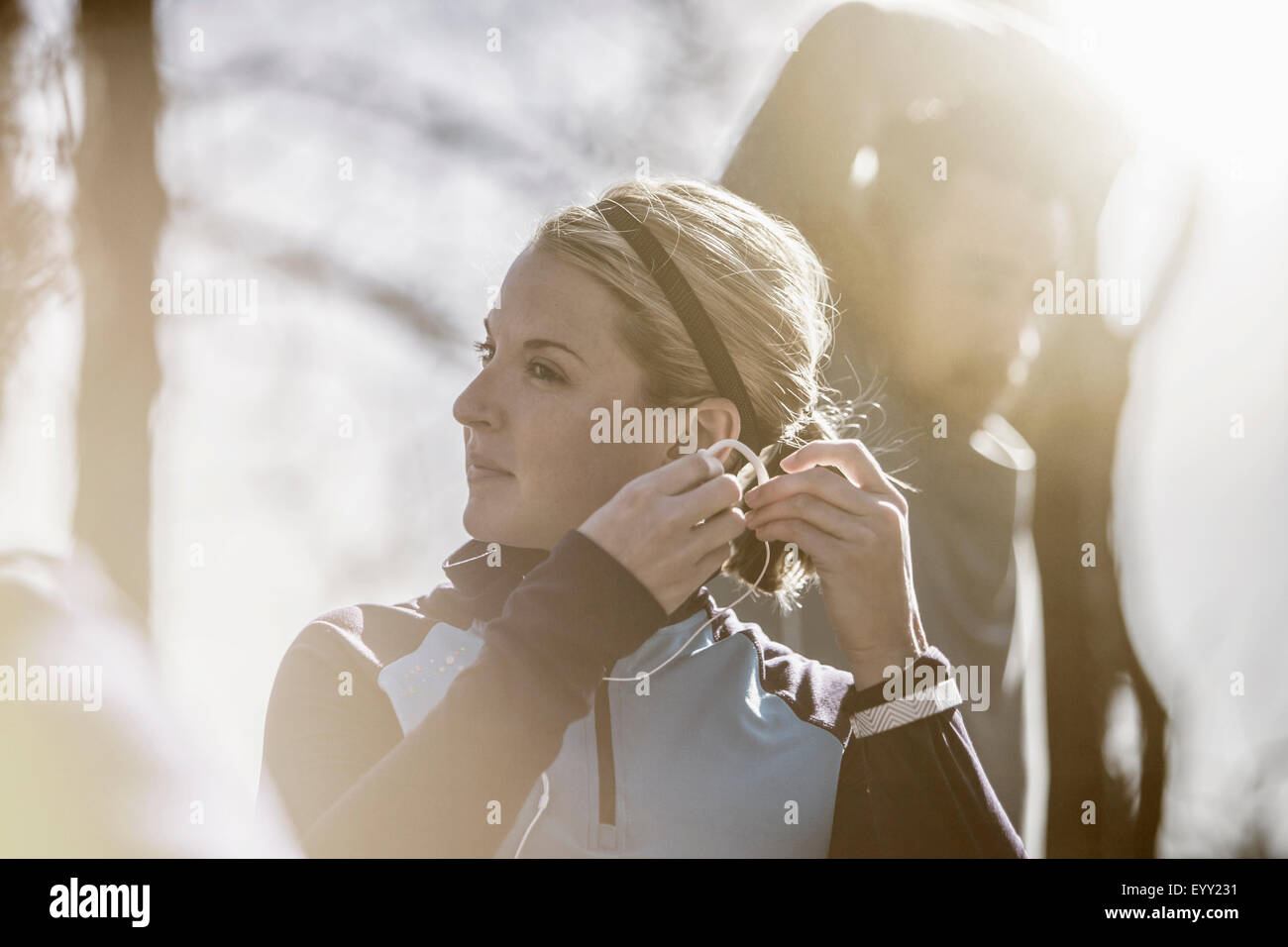 Close up di atleta a mettere su gli auricolari Foto Stock