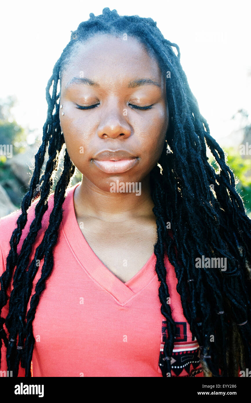 Close up americano africano donna con gli occhi chiusi Foto Stock