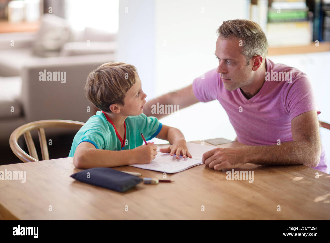 Caucasian padre e figlio disegno a tavola Foto Stock