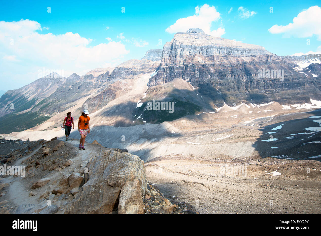 Caucasian madre e figlia escursionismo su sei ghiacciai Trail, Banff, Alberta, Canada Foto Stock