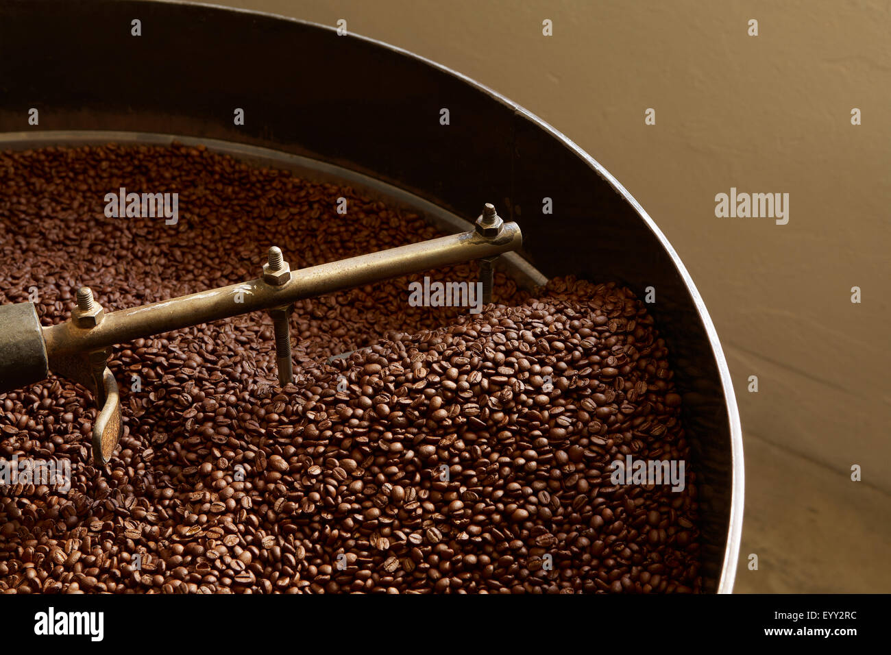 I chicchi di caffè La tostatura nel bollitore industriale Foto Stock