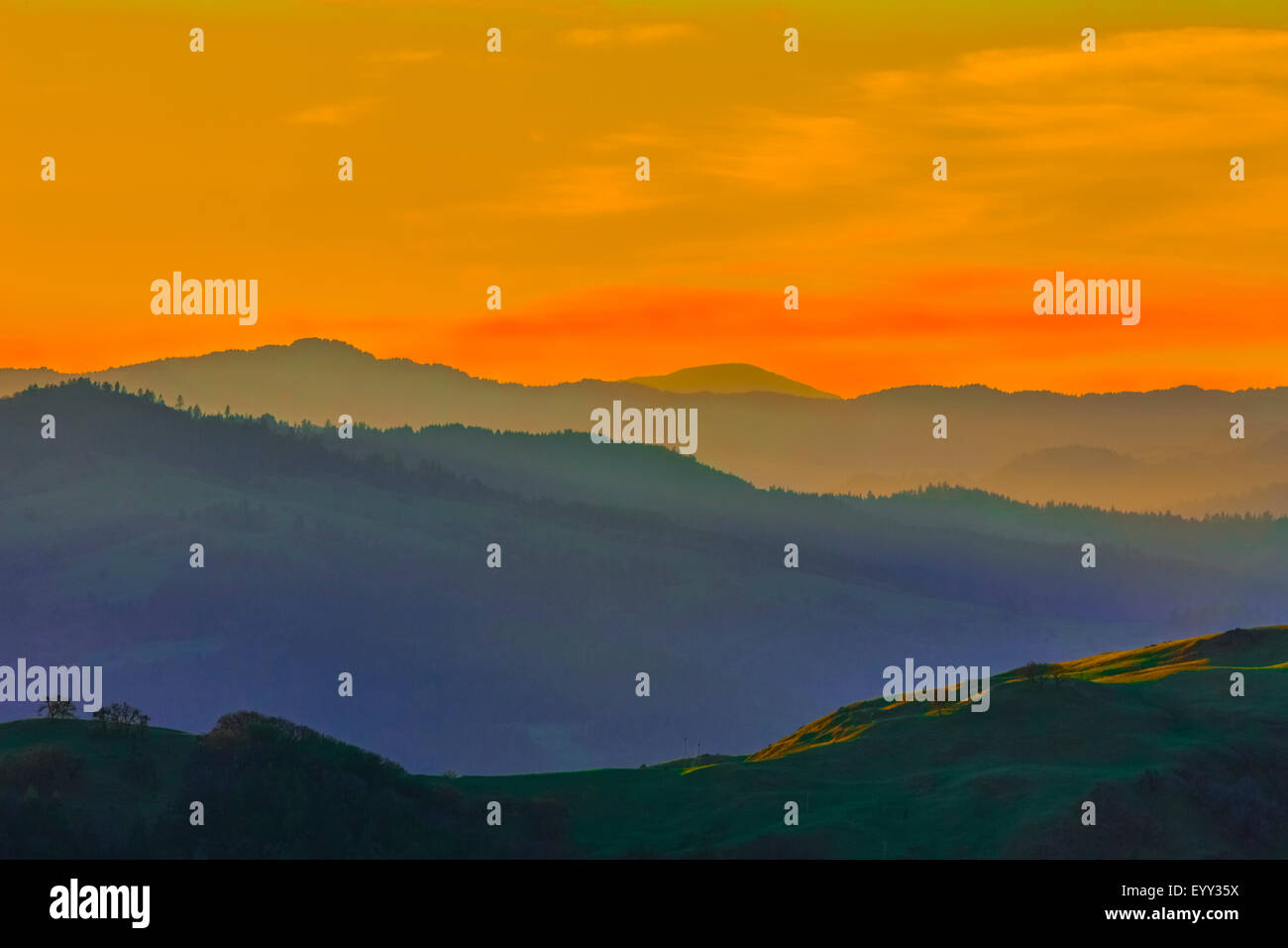 Silhouette di colline remoto sotto il cielo al tramonto Foto Stock