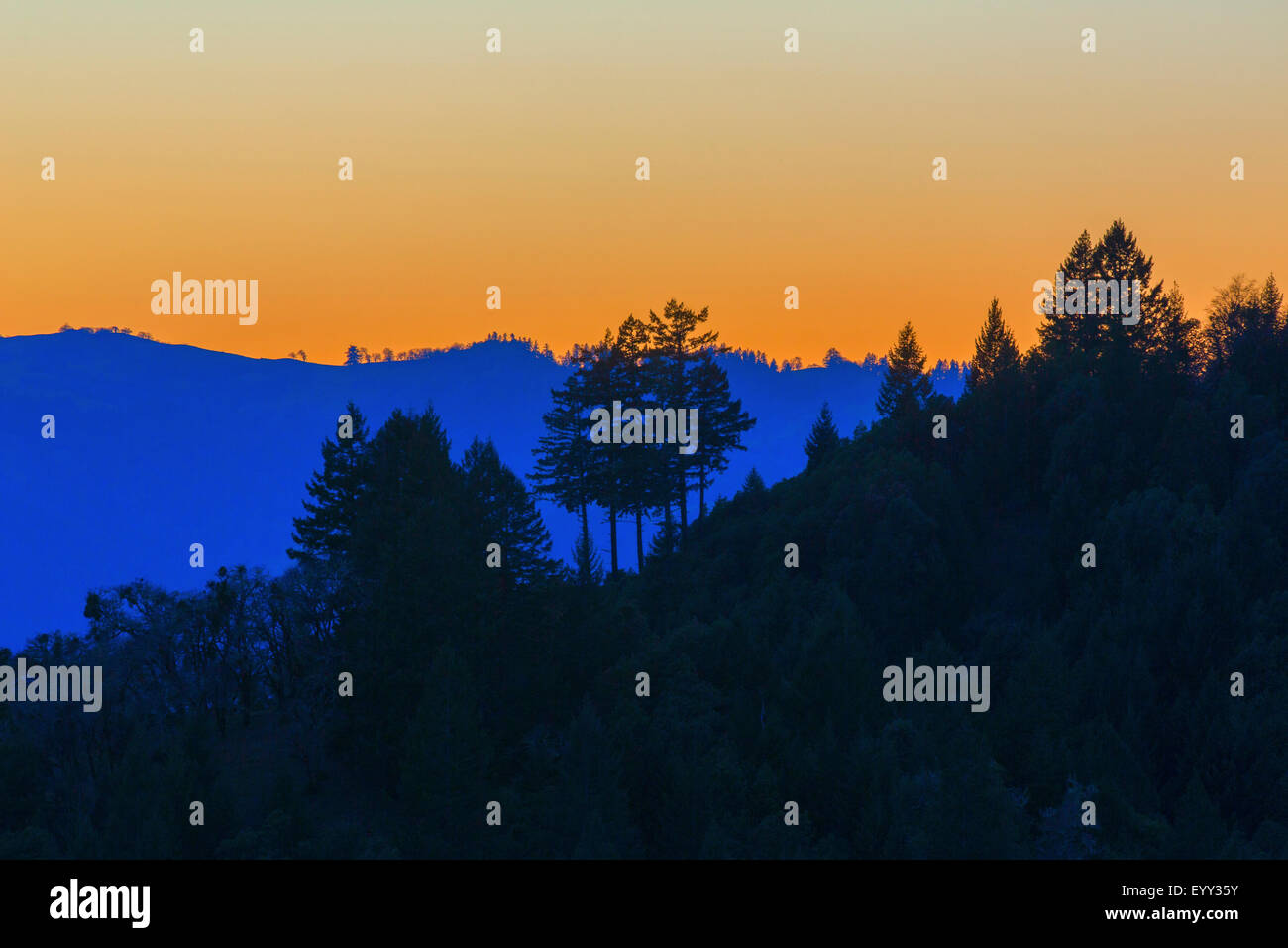 Silhouette di colline remoto sotto il cielo al tramonto Foto Stock