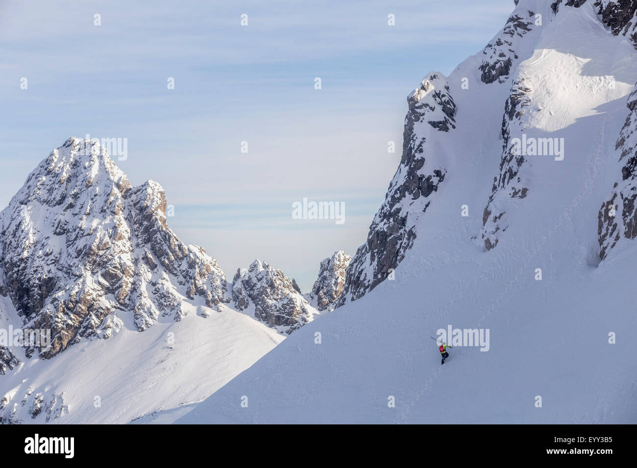 Scalatore caucasica scaling nevoso pendio di montagna Foto Stock
