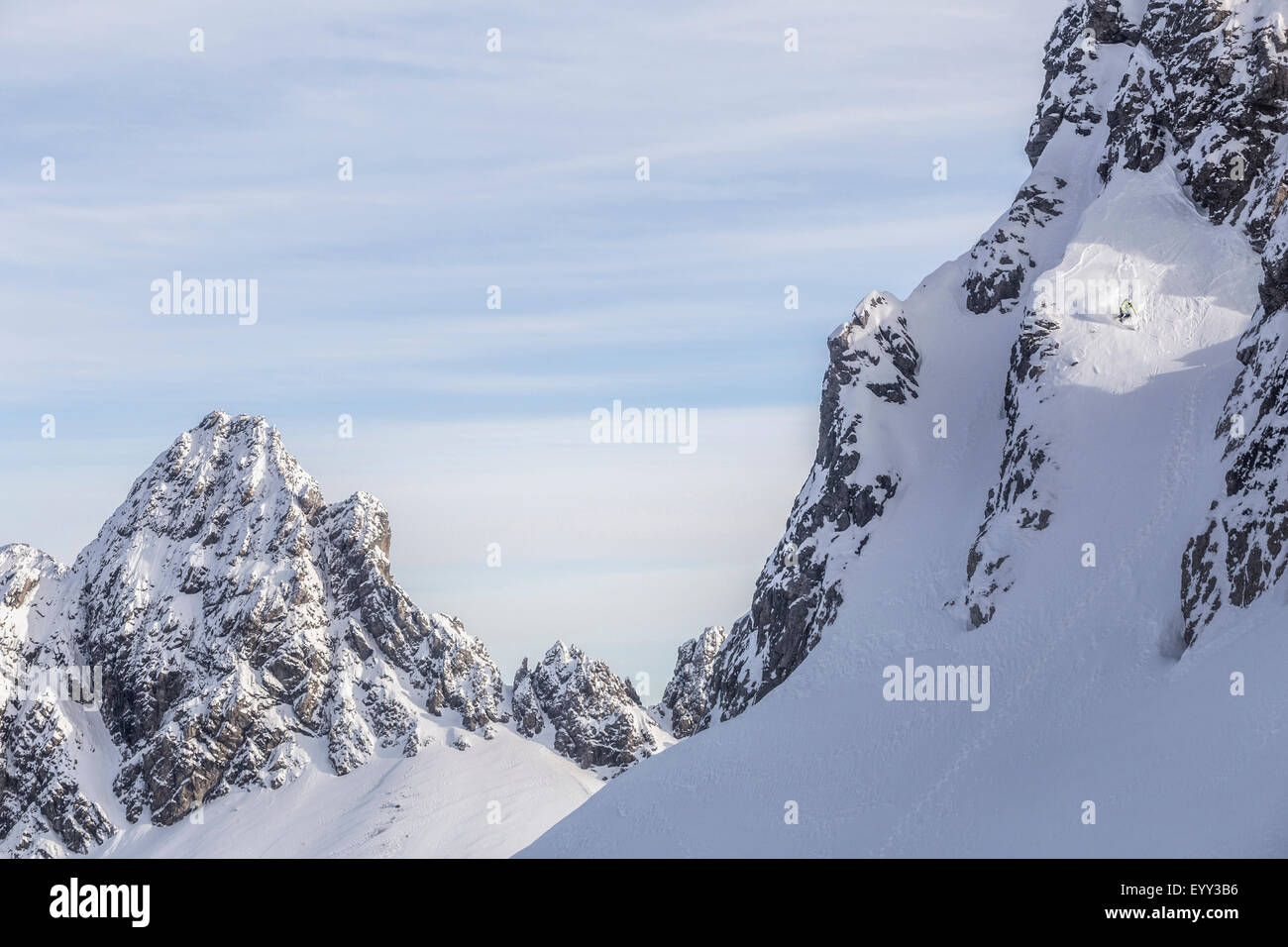 Scalatore caucasica scaling nevoso pendio di montagna Foto Stock