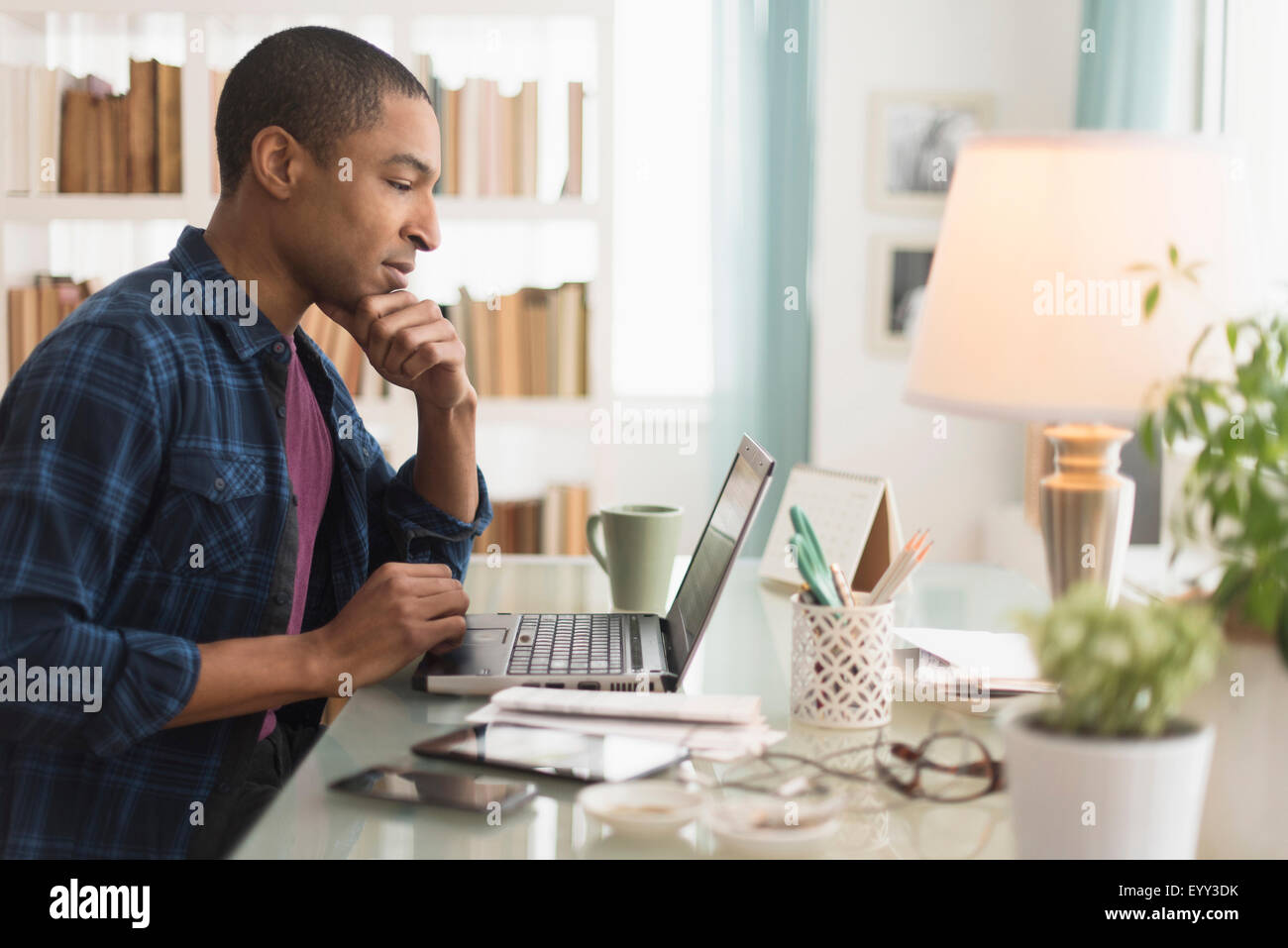 Imprenditore nero lavorando sul computer portatile alla reception Foto Stock