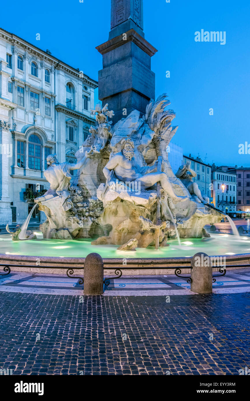 Quattro Fiumi della fontana illuminata di notte, Roma, Italia Foto Stock