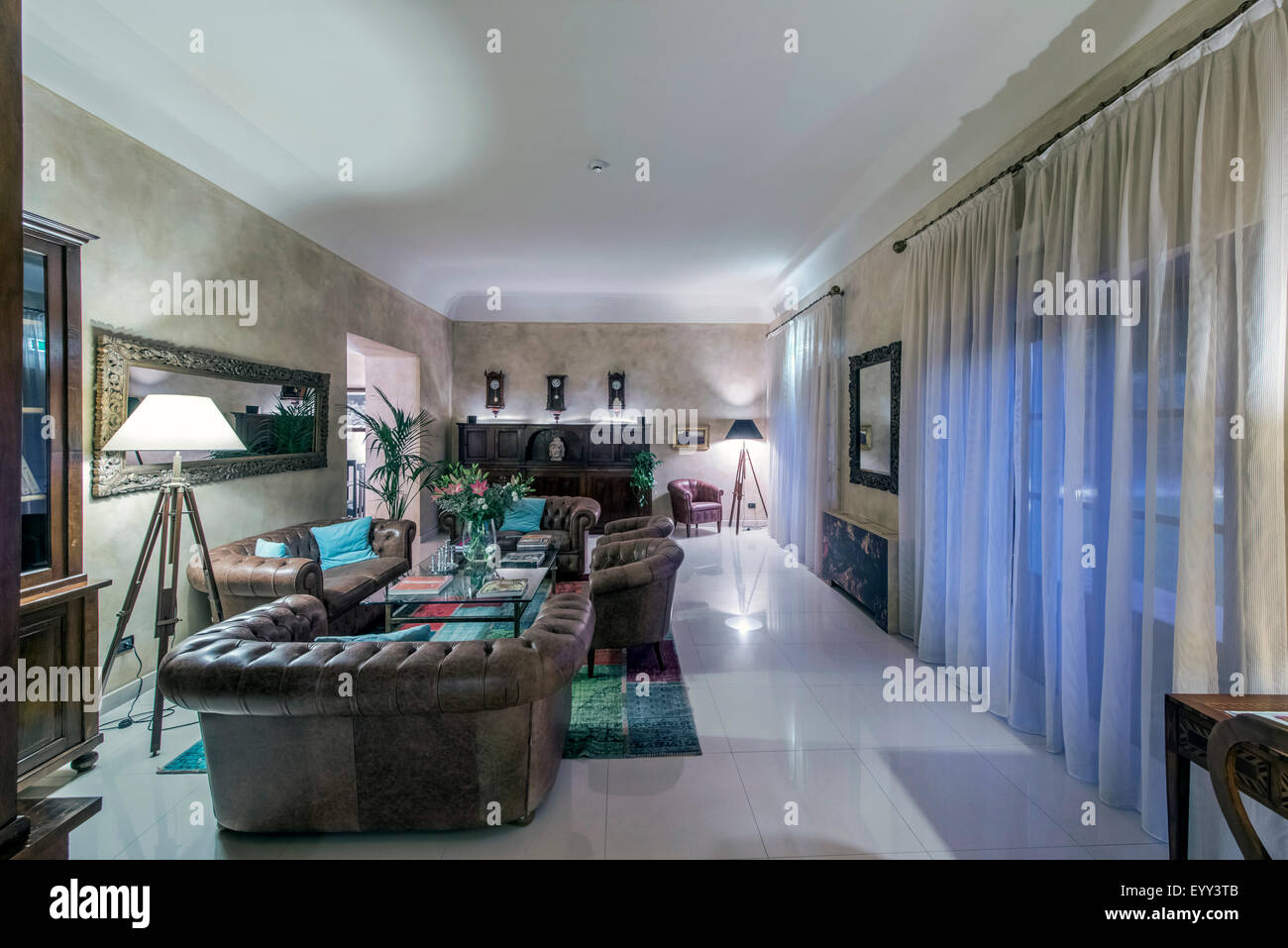 Divani e windows in hotel moderno lounge Foto Stock
