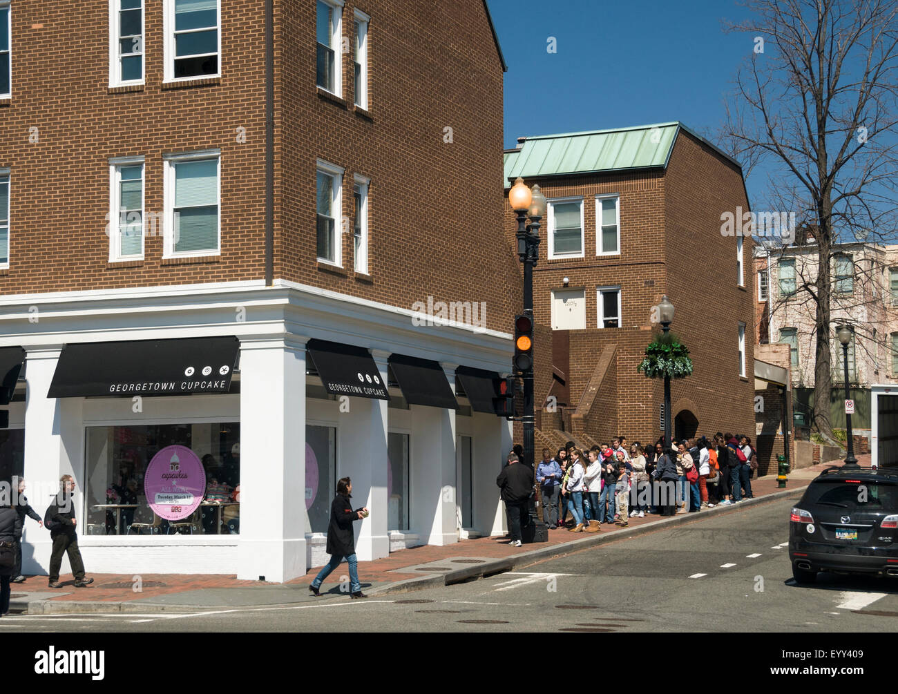 Rinforzo del popolo fino al famoso Georgetown Cupcake shop all'angolo di M e xxxiii strade di Georgetown, Washington Foto Stock