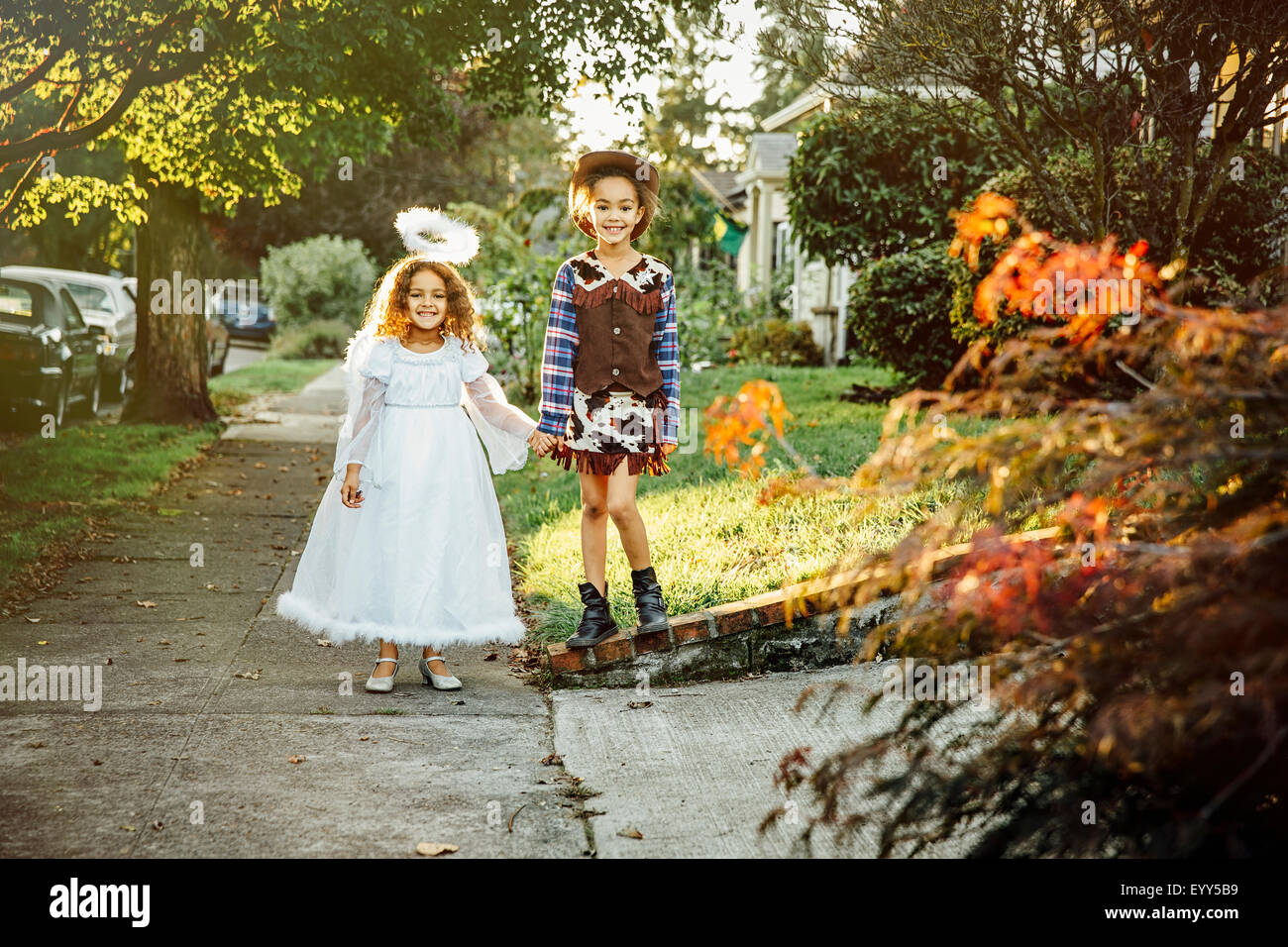 Vacanze Halloween Divertente Sorelle Divertenti Gemelli Bambini In Costumi  Carnevale Diavolo Su Legno - Fotografie stock e altre immagini di Due  gemelli - iStock