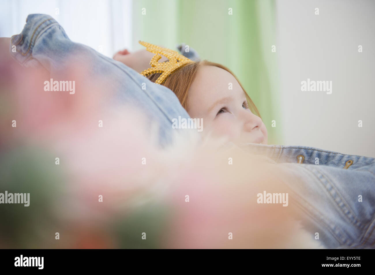 Ragazza caucasica indossa tiara sul divano Foto Stock