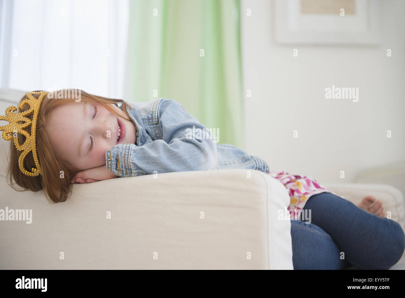 Ragazza caucasica indossa tiara in poltrona Foto Stock