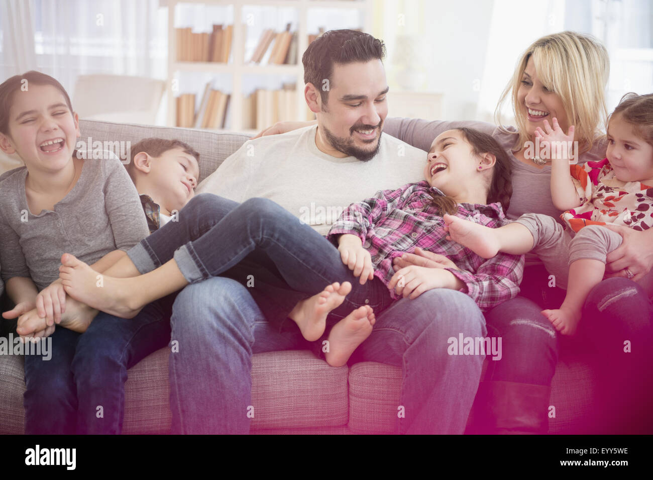 Famiglia caucasica giocando sul divano Foto Stock