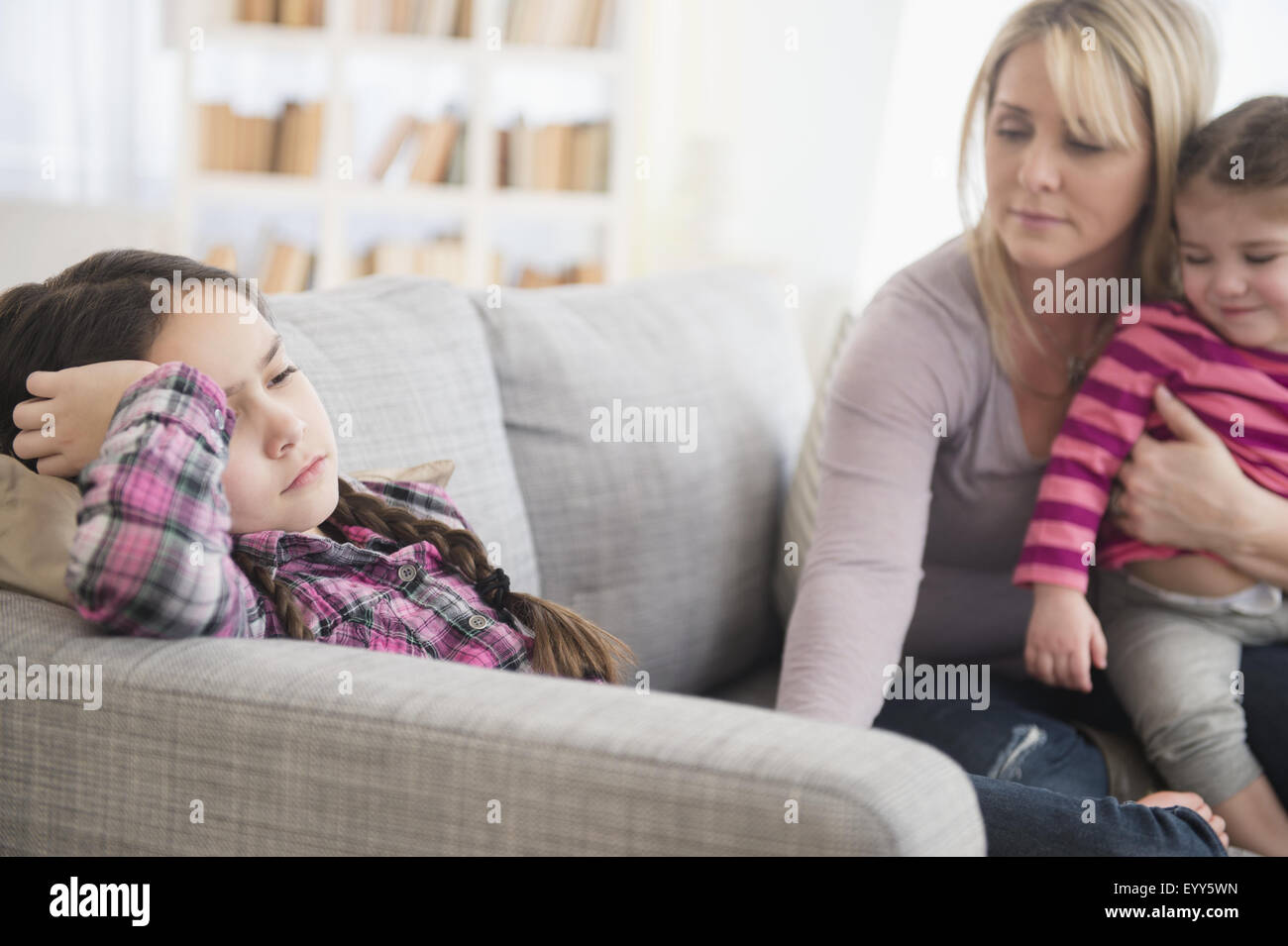 Madre caucasica consolante sconvolto figlia sul divano Foto Stock