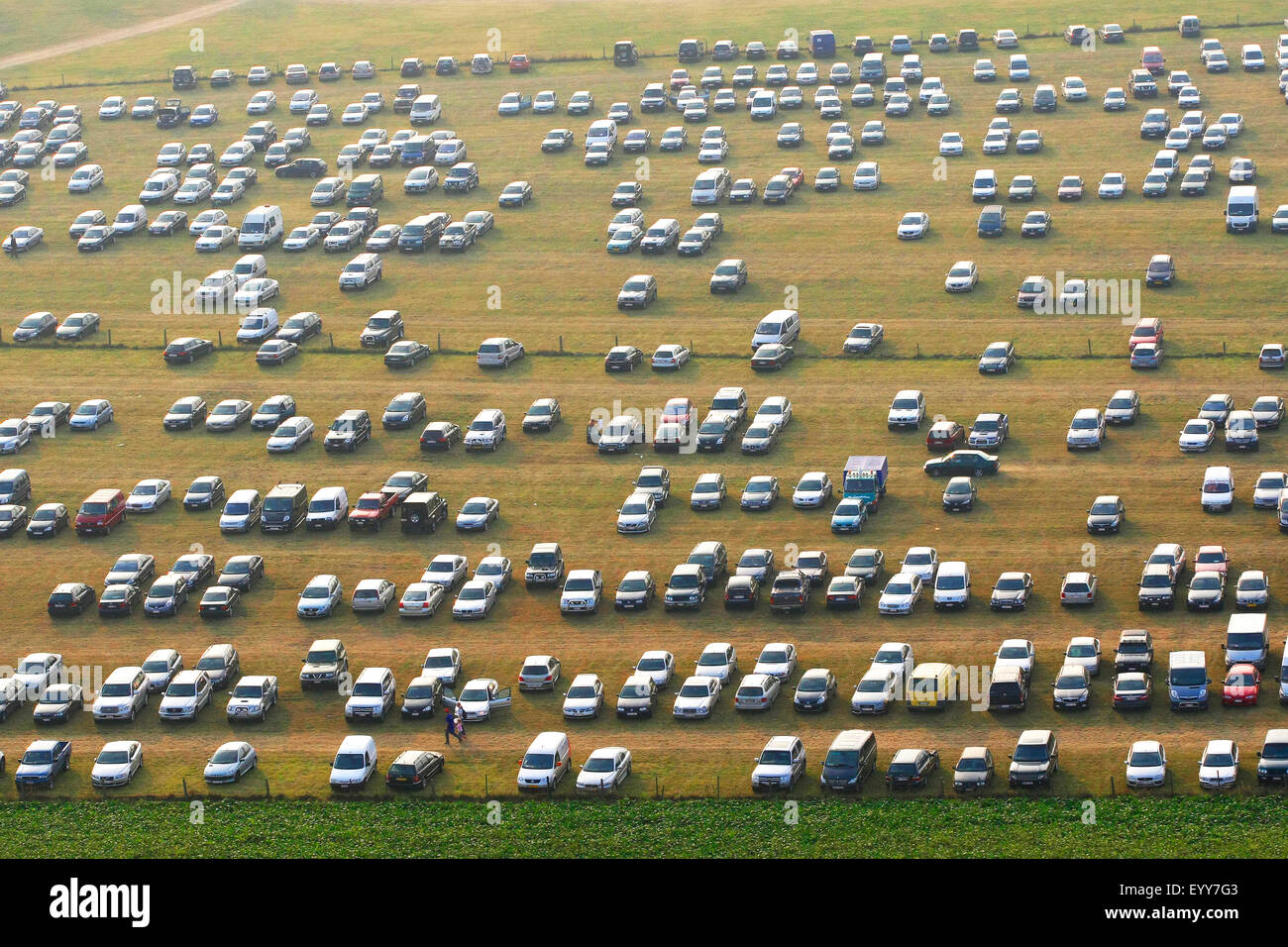 Grande parcheggio con un grande numero di parcheggio auto, aria foto, Belgio Foto Stock