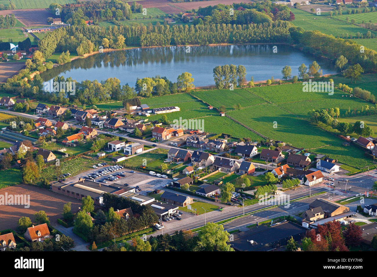 Lago, urbanizzazione al confine della zona agricola dall'aria, Belgio Foto Stock
