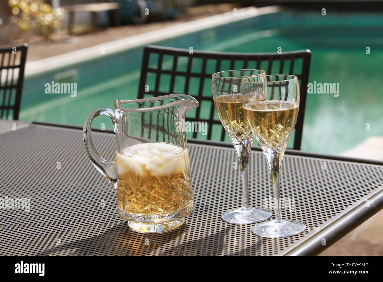 Rinfrescanti drink estivo presso la piscina Foto Stock