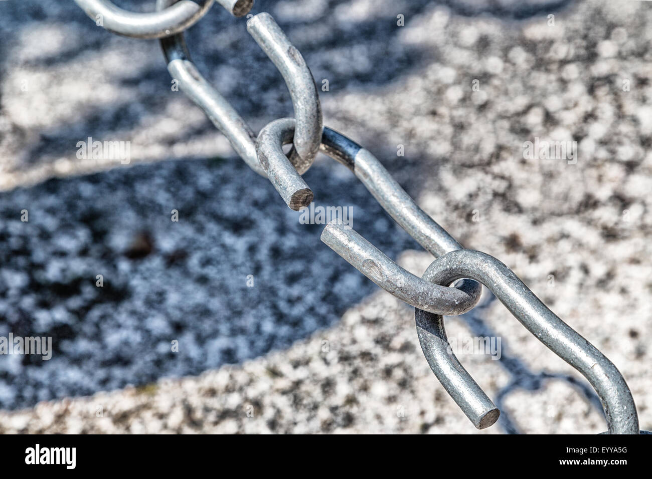 Il collegamento nella catena è apertura: questa debole collegamento definisce il vero punto di forza di questa catena di acciaio Foto Stock