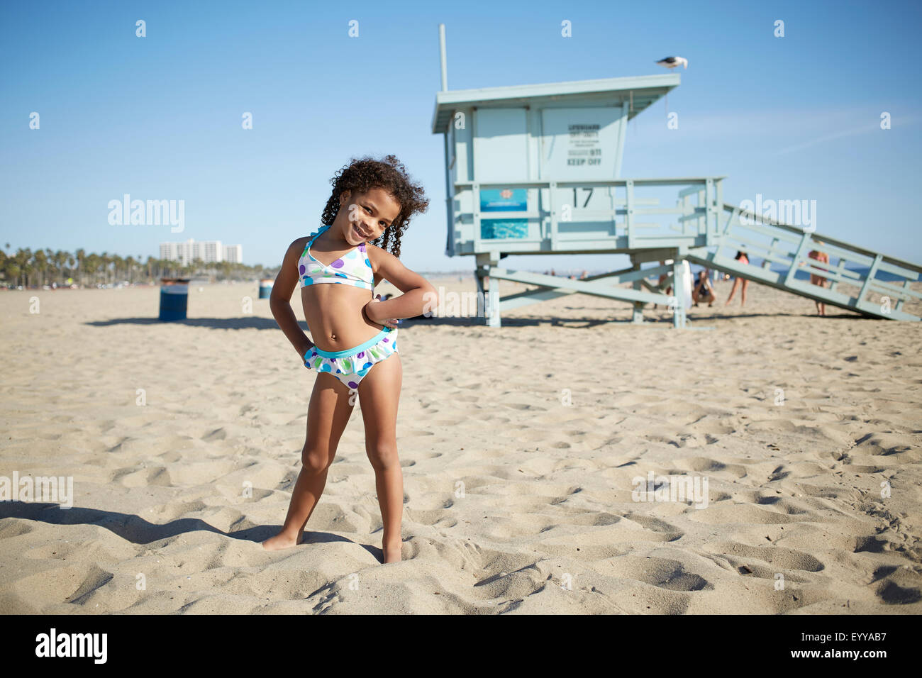 Razza mista ragazza indossando un bikini sulla spiaggia Foto Stock