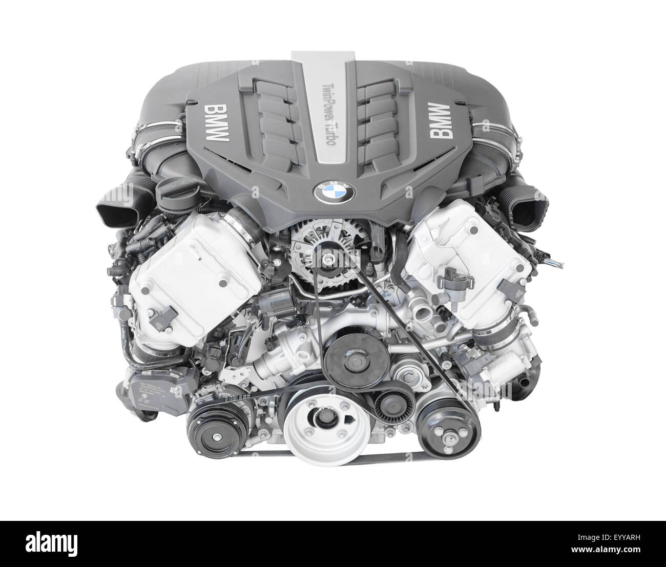 Nuova ammiraglia moderno modello top di auto a motore. BMW TwinPower turbo V8-cilindro top di gamma benzina motore isolato su bianco Foto Stock