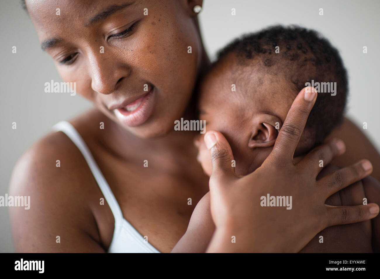 Close up della madre nera consolante baby Foto Stock