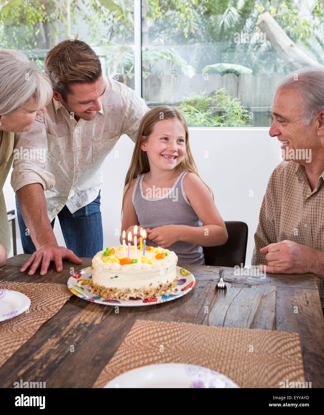 Famiglia caucasica festeggia il compleanno a tavola Foto Stock