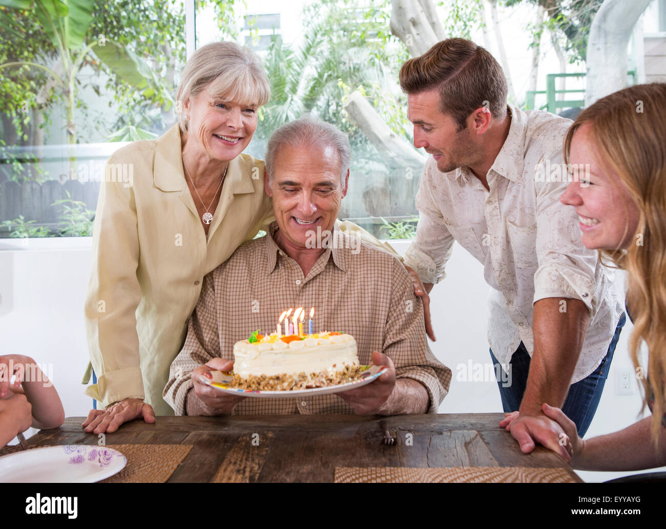 Famiglia caucasica festeggia il compleanno a tavola Foto Stock