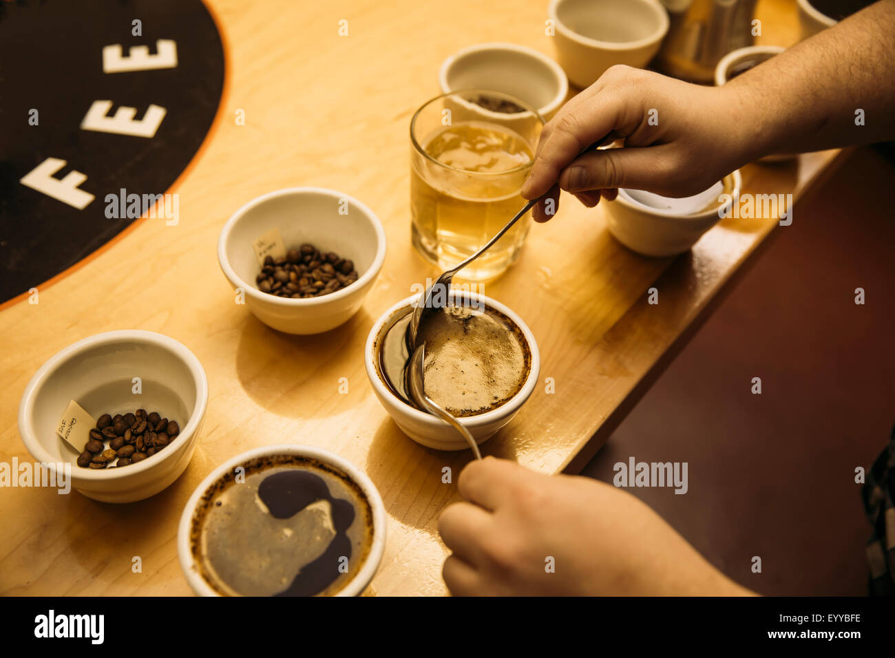 Caucasian barista degustazione di caffè nella caffetteria Foto Stock