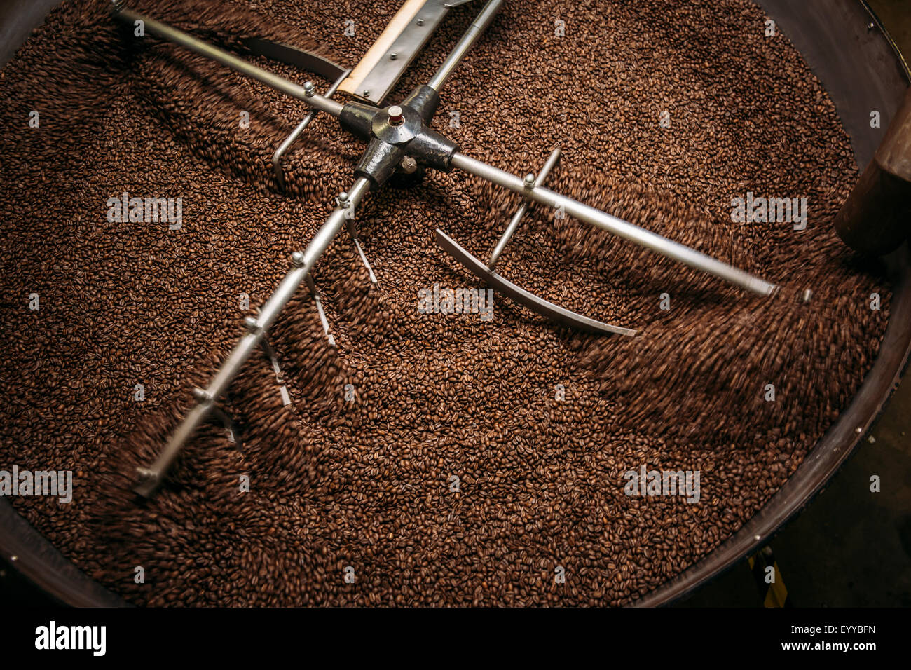Elevato angolo di visione delle attrezzature e i fagiolini di torrefazione del caffè Foto Stock