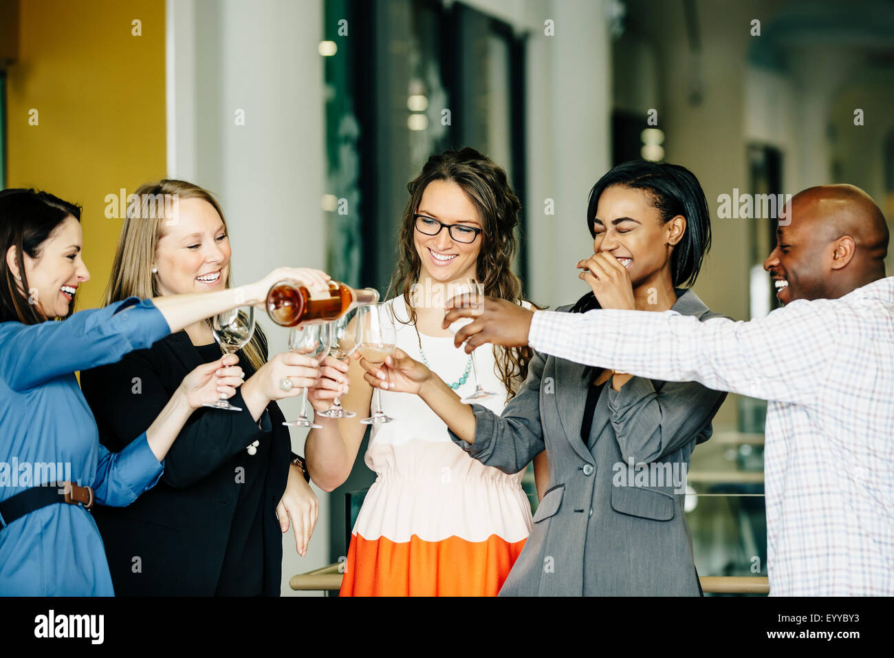 La gente di affari che celebra con il vino in ufficio Foto Stock