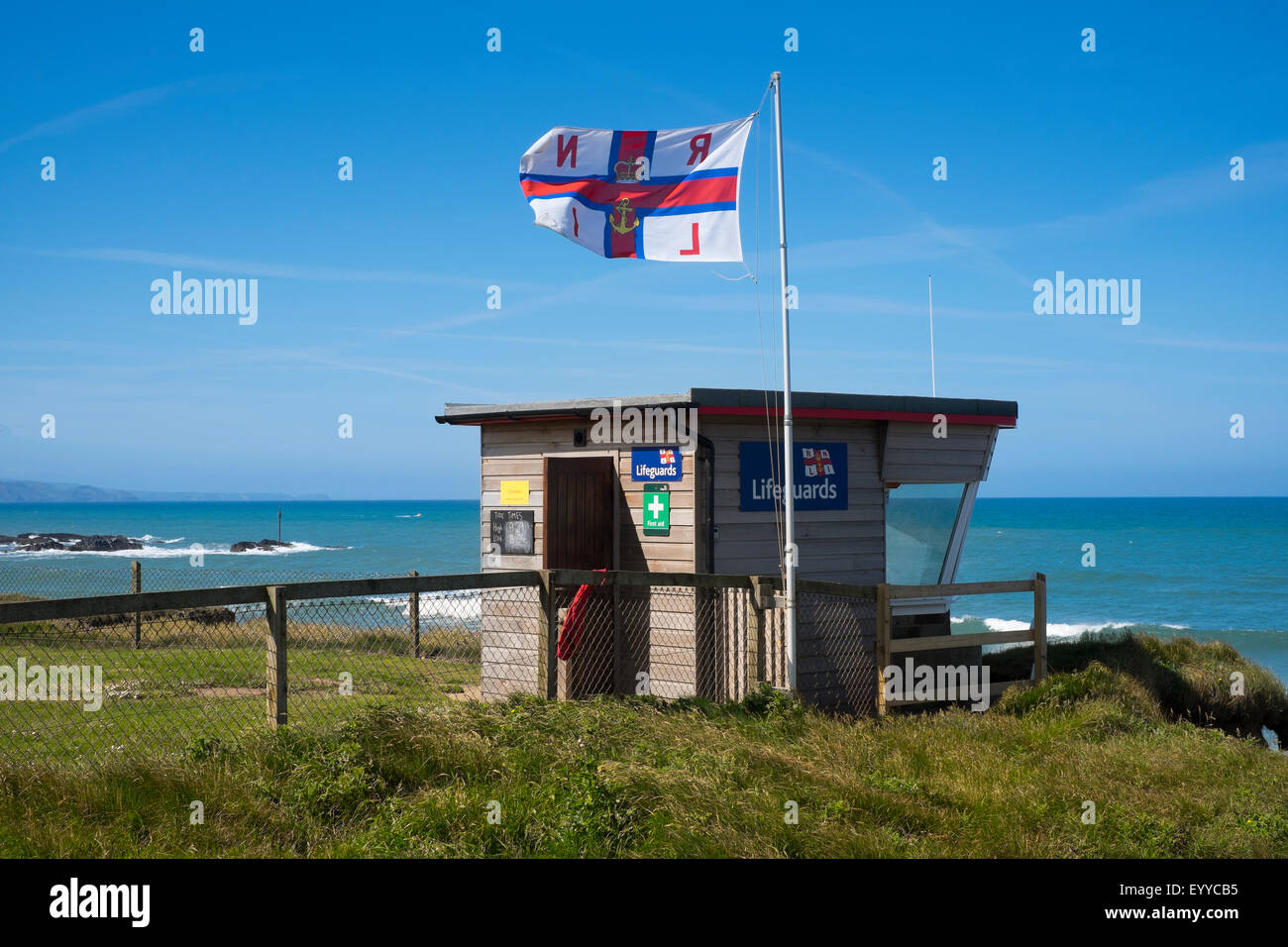 Bagnino RNLI look-out post sopra Crooklets Beach, Bude, Cornwall, Regno Unito Foto Stock