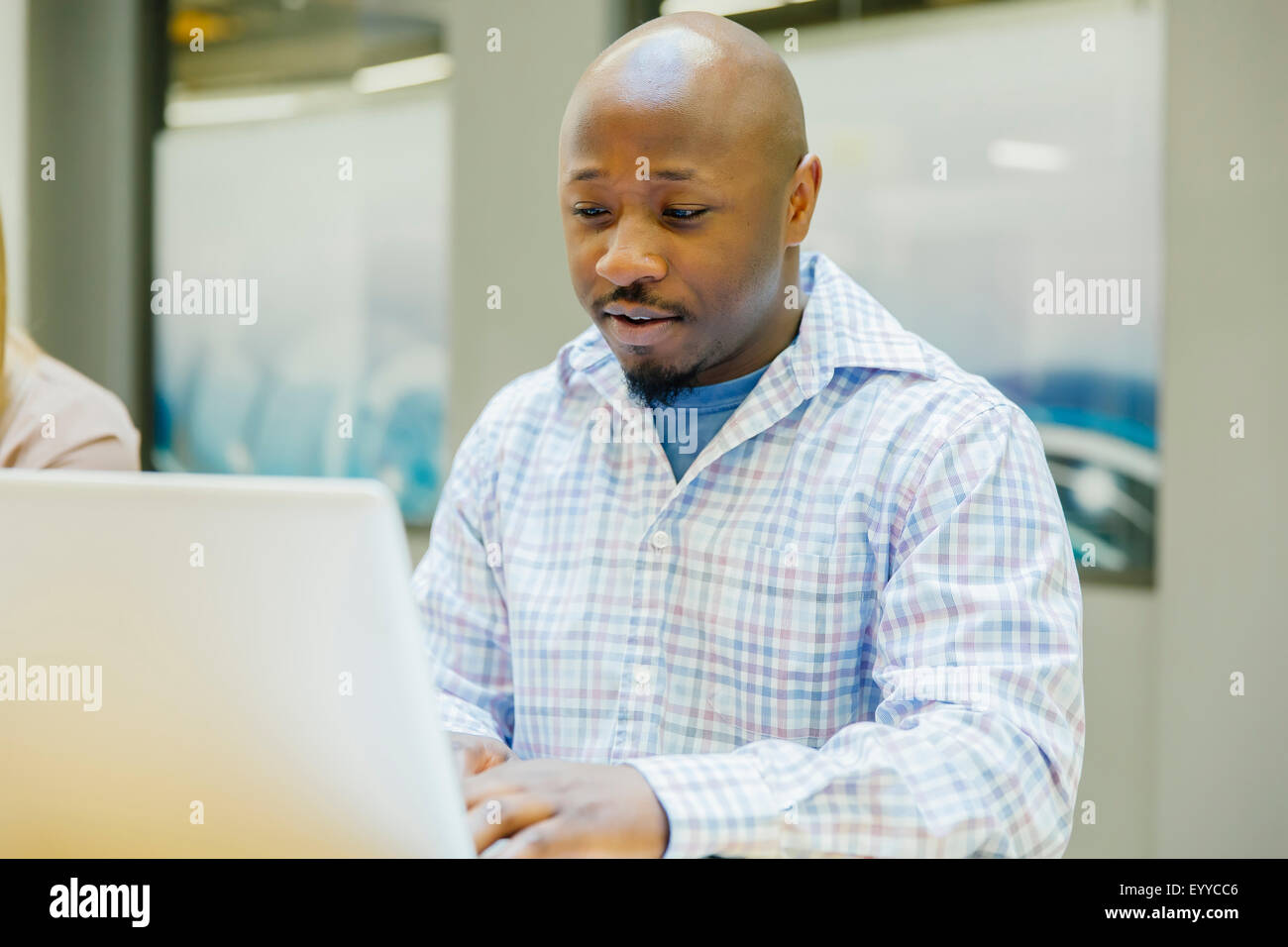 Imprenditore lavorando sul computer portatile in ufficio Foto Stock