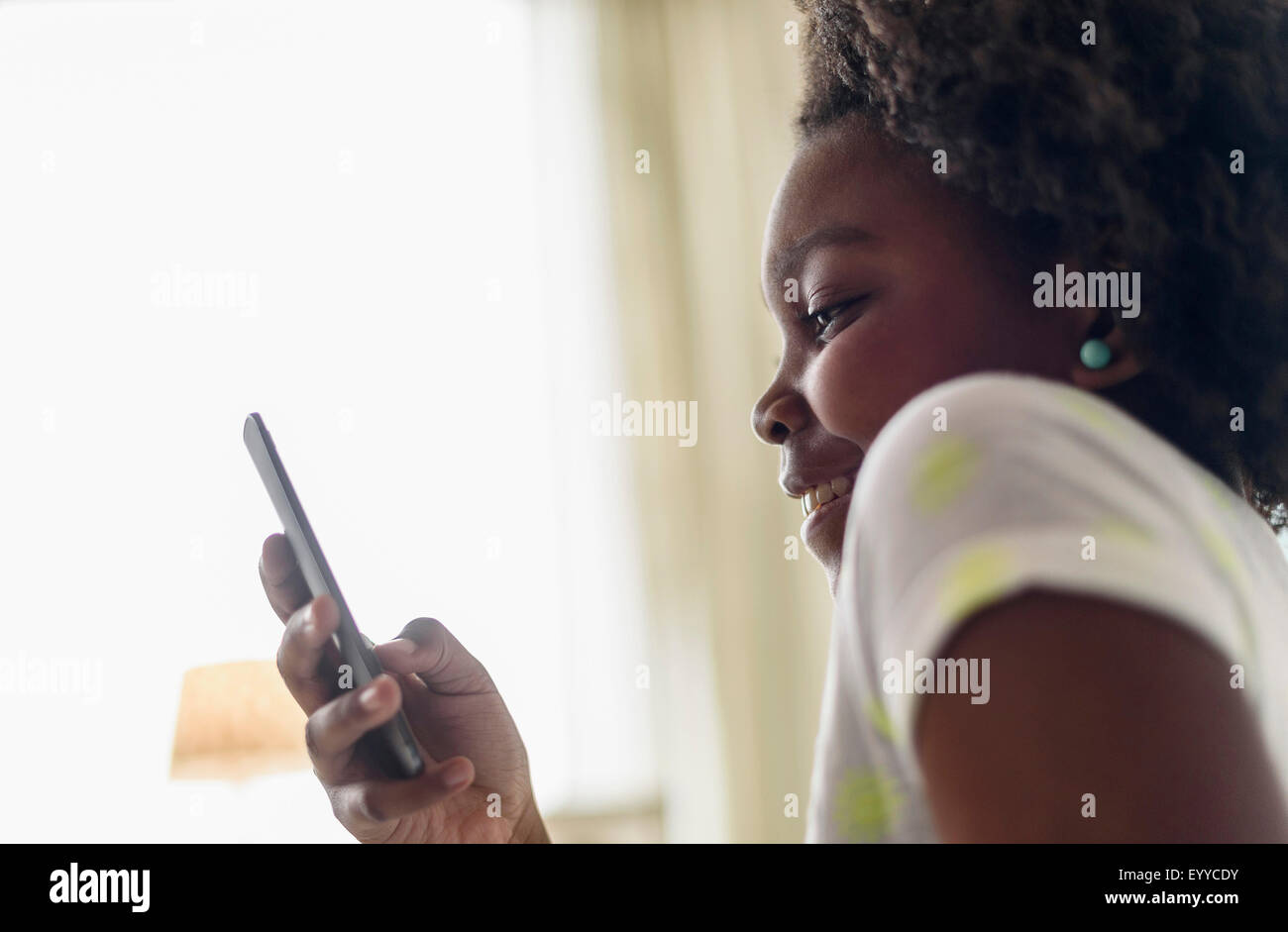 Close up nero ragazza tramite telefono cellulare Foto Stock