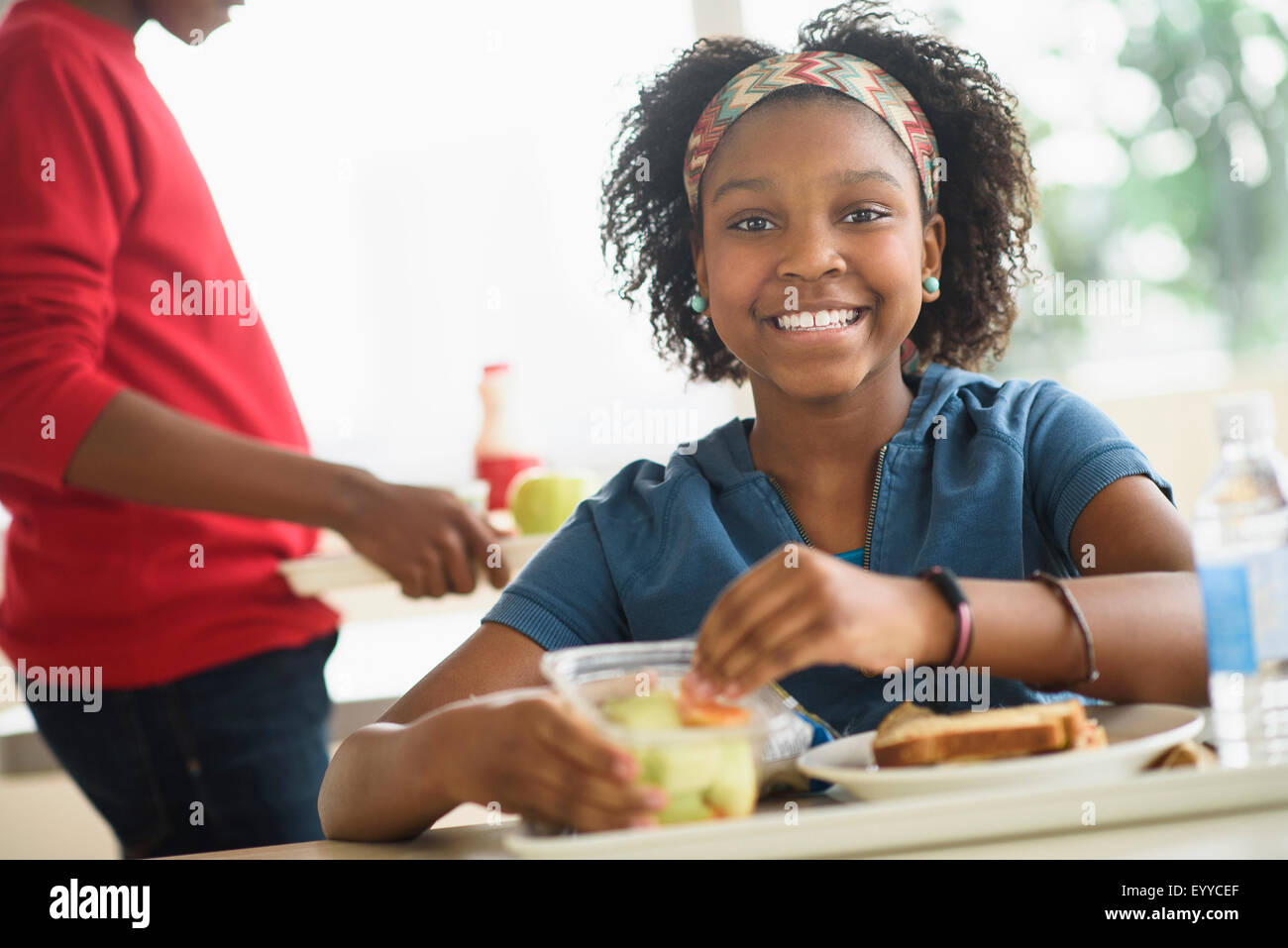 Gli studenti neri di mangiare il pranzo in mensa scolastica Foto Stock
