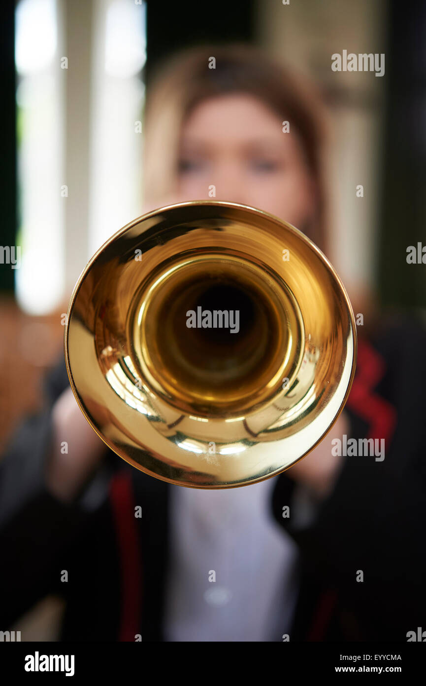 Maschio che suona la tromba immagini e fotografie stock ad alta