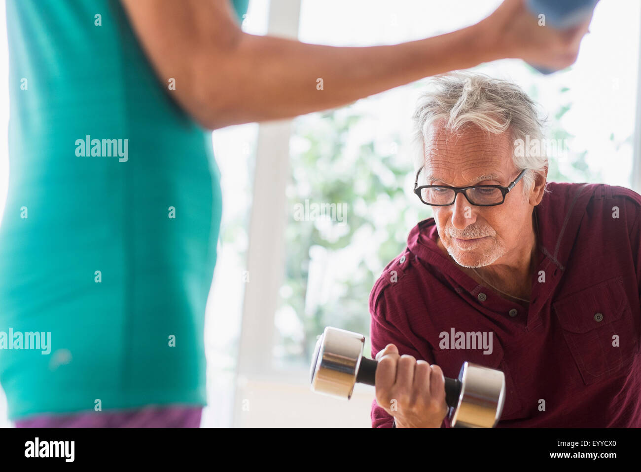 I vecchi Caucasian matura il sollevamento pesi nella palestra Foto Stock