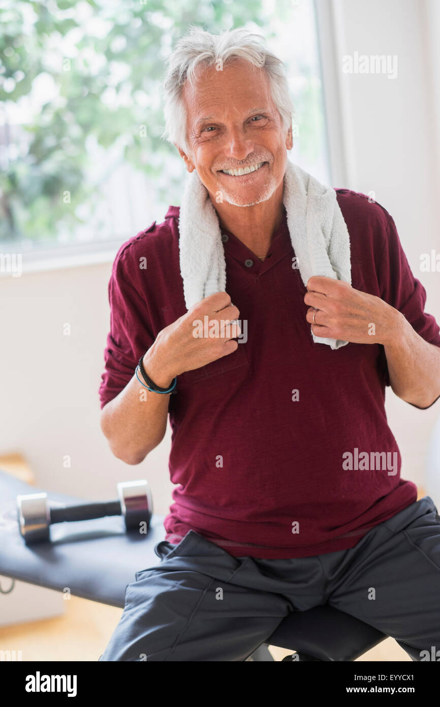 Sorridente vecchio uomo caucasico di riposo in palestra Foto Stock