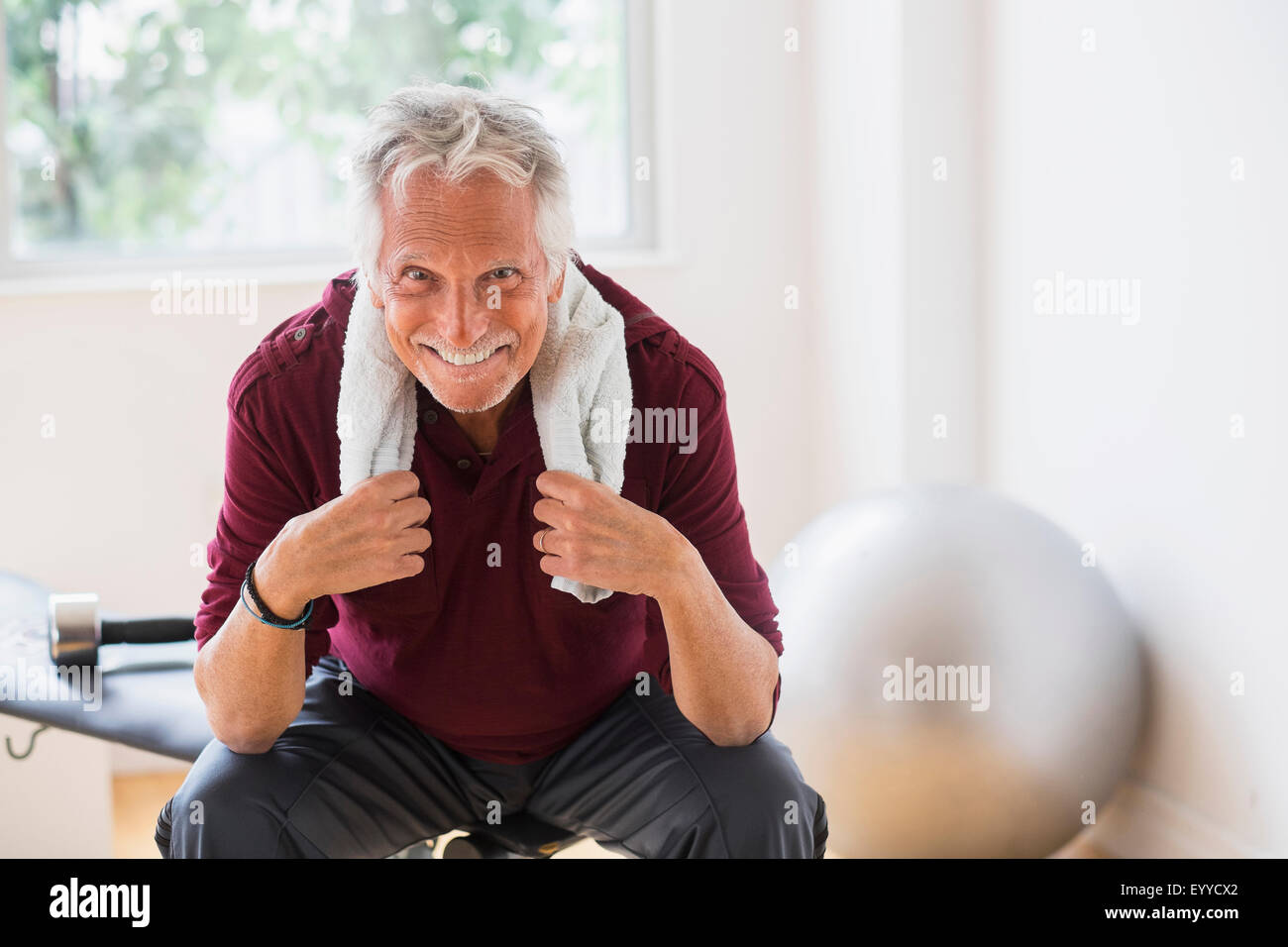 Sorridente vecchio uomo caucasico di riposo in palestra Foto Stock