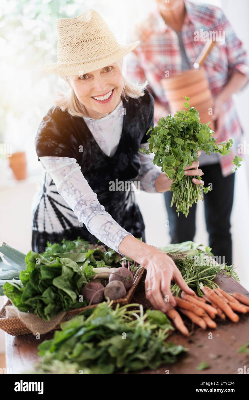 I vecchi Caucasian matura la raccolta degli ortaggi da giardino Foto Stock