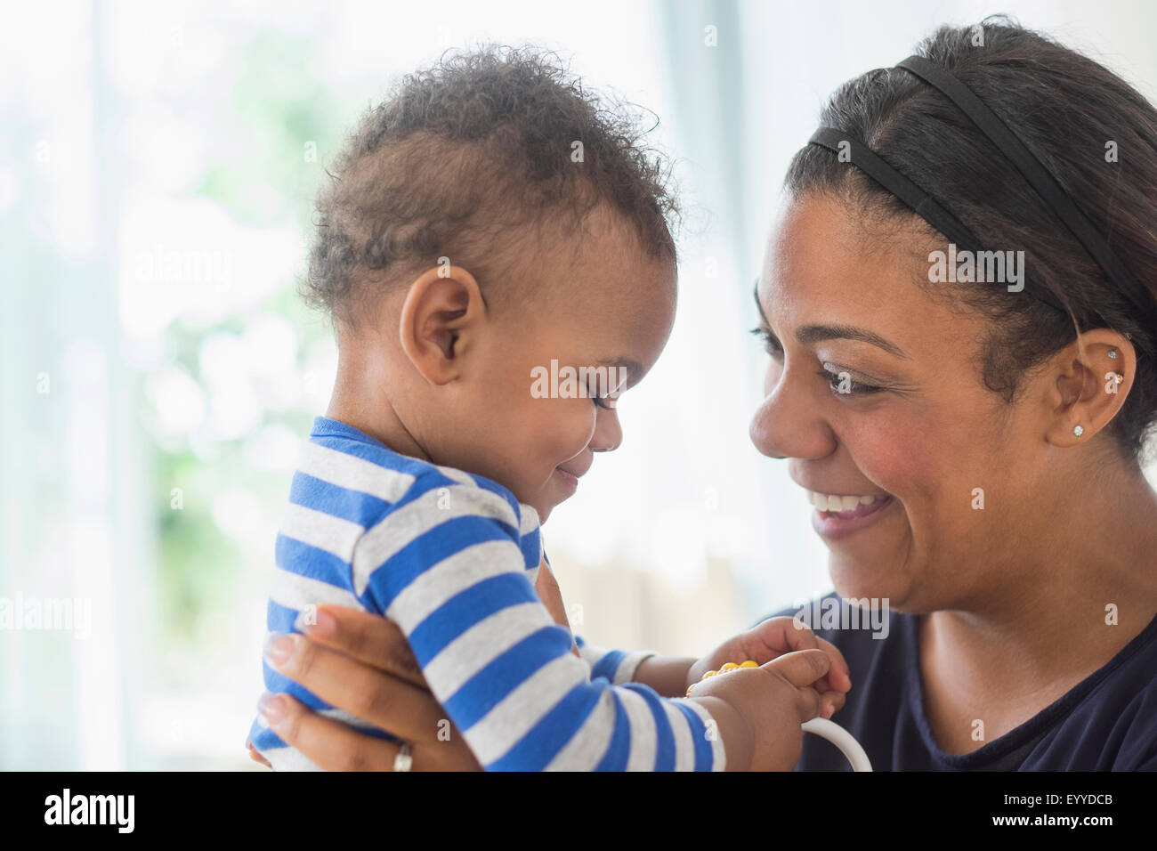 Close up di razza mista azienda madre figlio bambino Foto Stock