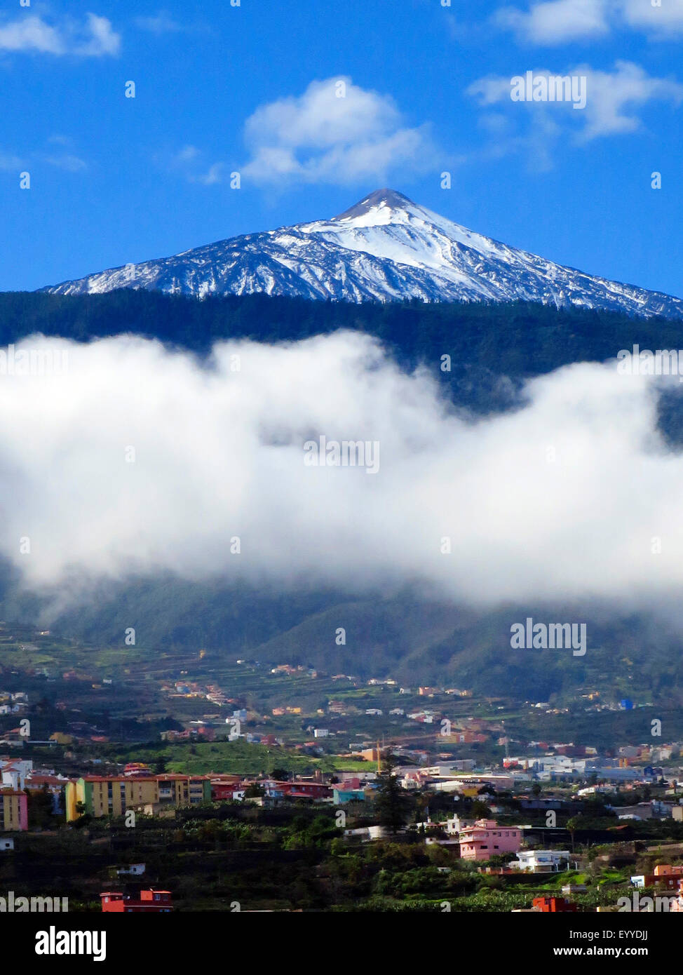 Commercio nubi vento accumulando al vulcano Teide, Isole Canarie, Tenerife, Puerto De La Cruz Foto Stock