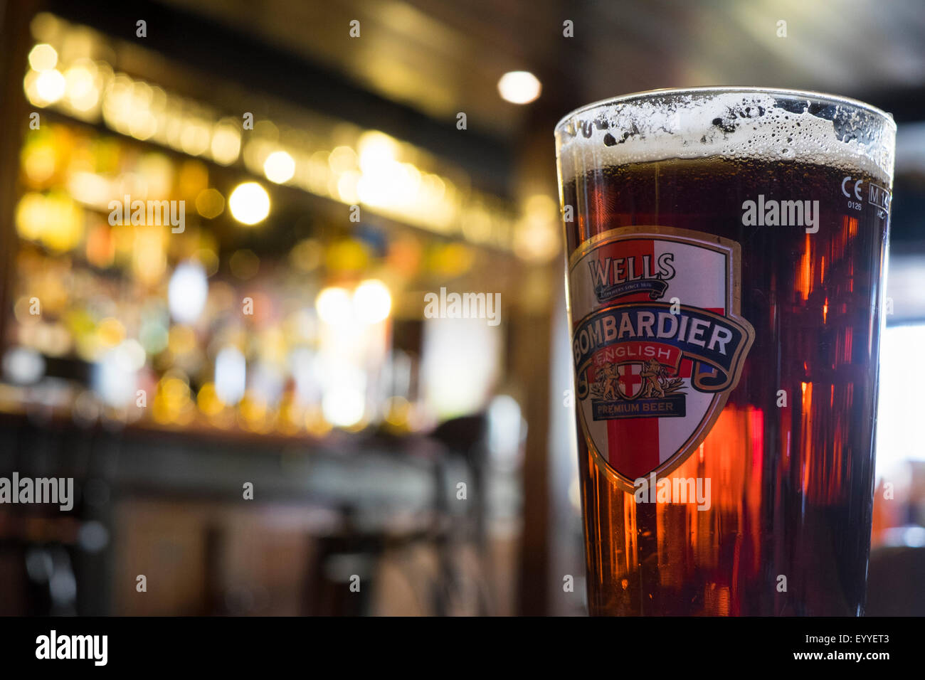 Una pinta di Bombardier real ale in Castle Inn, St Ives, Cornwall, Regno Unito Foto Stock