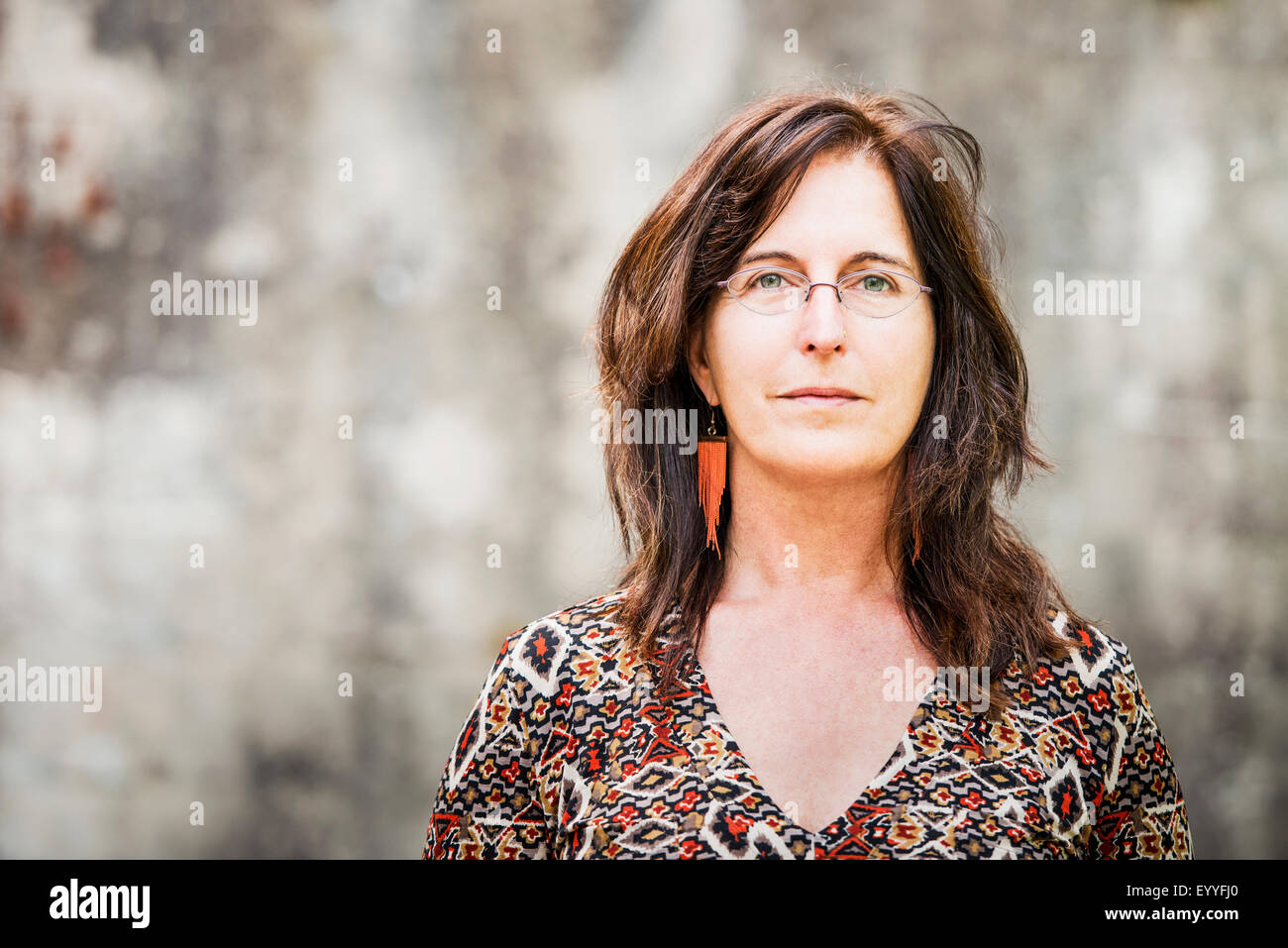 Ravvicinata di una donna caucasica con espressione seria Foto Stock