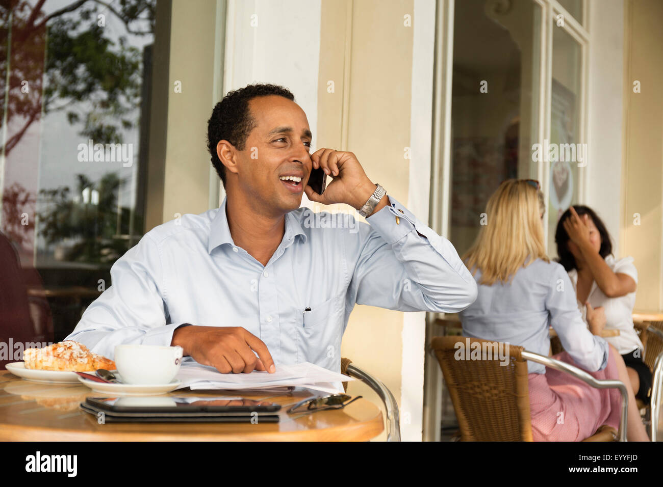 Imprenditore parlando al cellulare in cafe Foto Stock