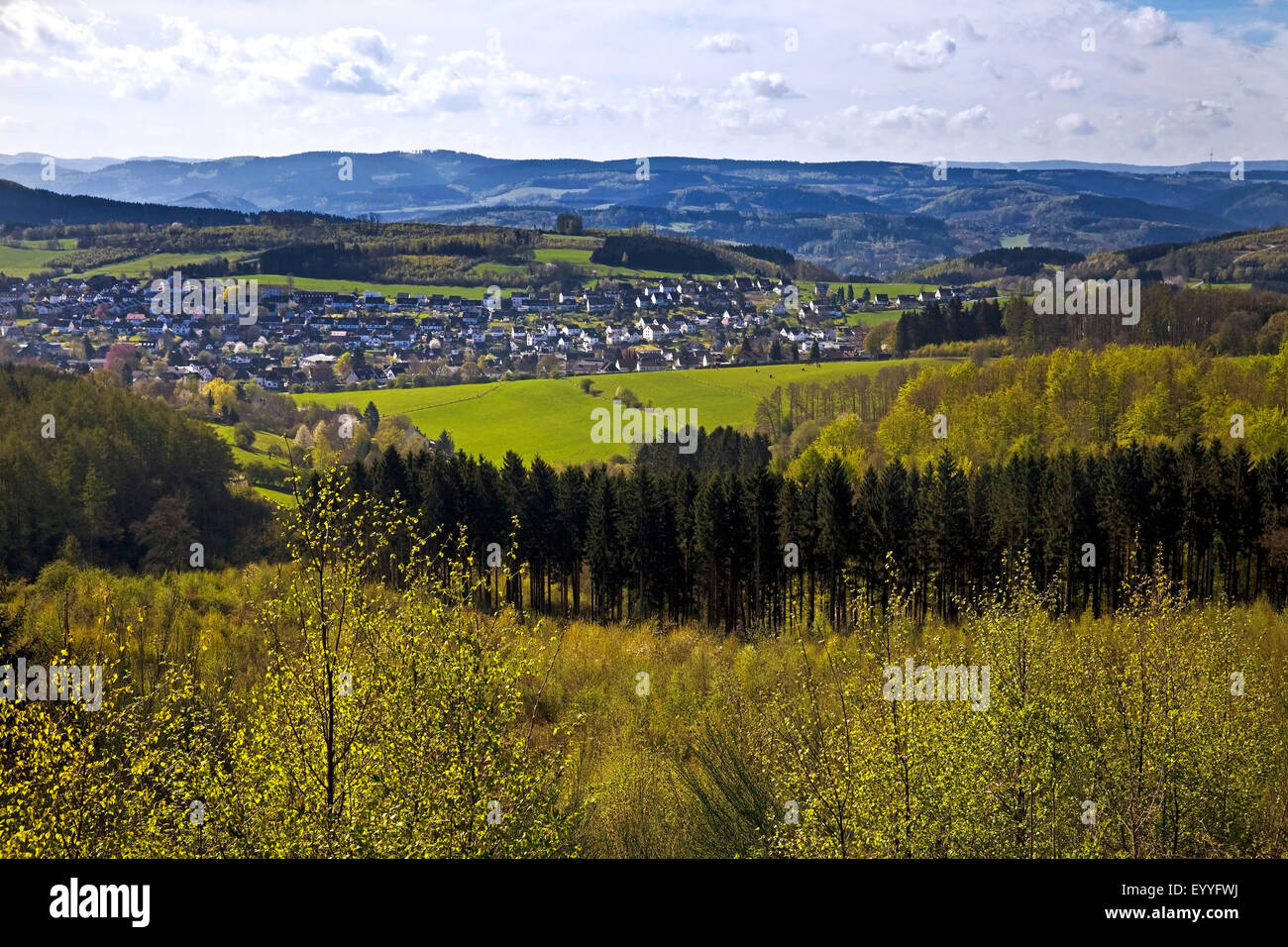 Vista da Kohlberg montagna alla piccola città Neuenrade, in Germania, in Renania settentrionale-Vestfalia, Sauerland, Neuenrade Foto Stock